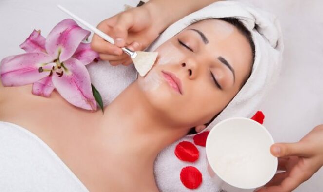 Eng Rejuvenation Remedie gëtt am Gesiicht gebonnen
