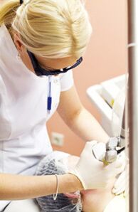 En Dokter mécht eng Photothermolyse Prozedur